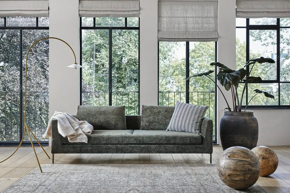 Gemütliches Wohnzimmer mit grünem Sofa und großen Fenstern, Möbel, Nicole Hafen - das wohnwerk