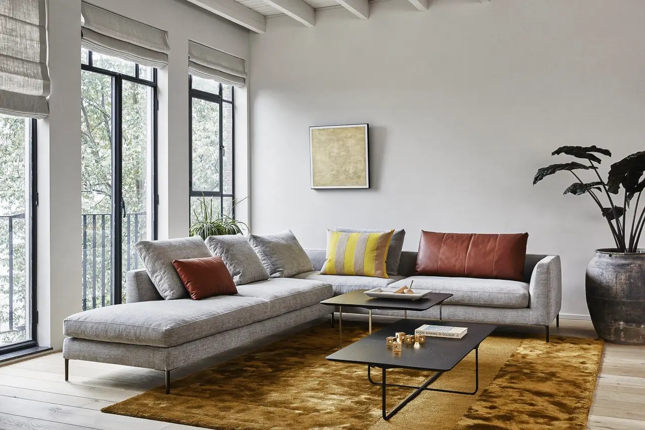 Stilvolles Wohnzimmer mit grauem Sofa und gelben Akzenten, Möbel, Nicole Hafen - das wohnwerk