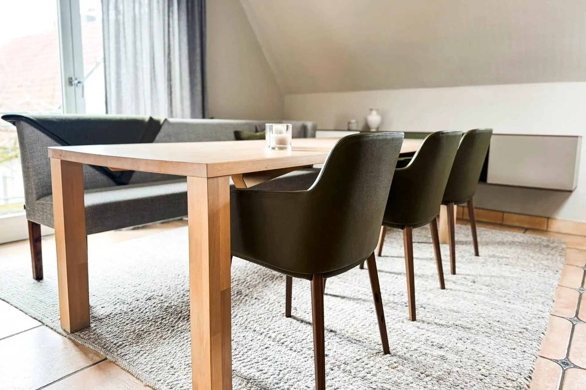 Esszimmer mit Holztisch und modernen Stühlen, Möbel, Nicole Hafen - das wohnwerk
