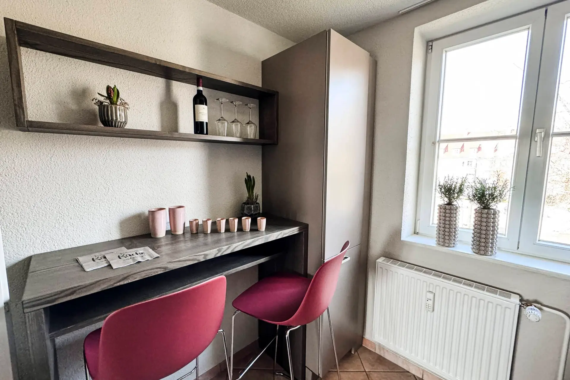 Einrichtung einer Küche mit großem Kühlschrank und Sitzmöglichkeit zu essen und trinken, Nicle Hafen das wohnwerk Interior Designerin am Bodensee