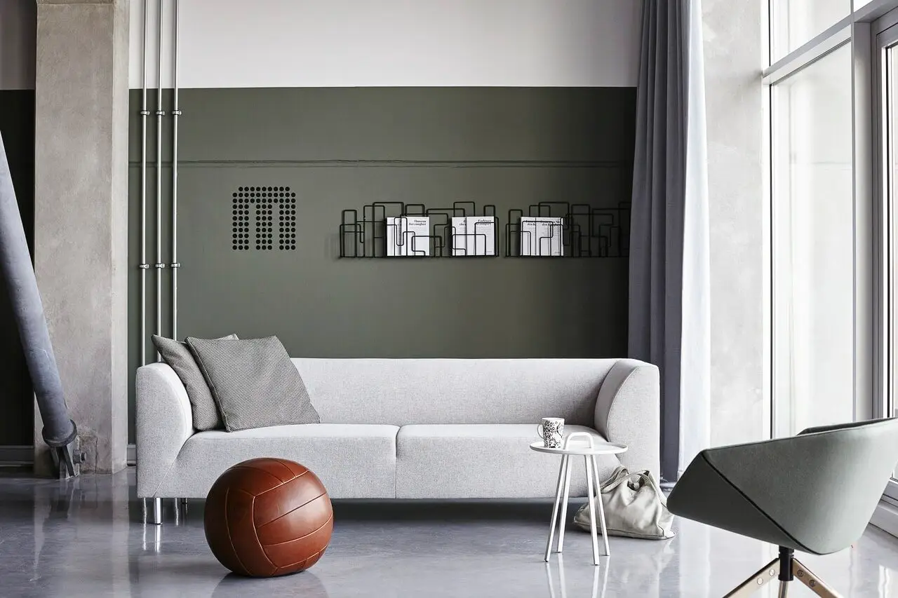 Modernes Wohnzimmer mit grauem Sofa und minimalistischer Dekoration, Möbel, Nicole Hafen - das wohnwerk