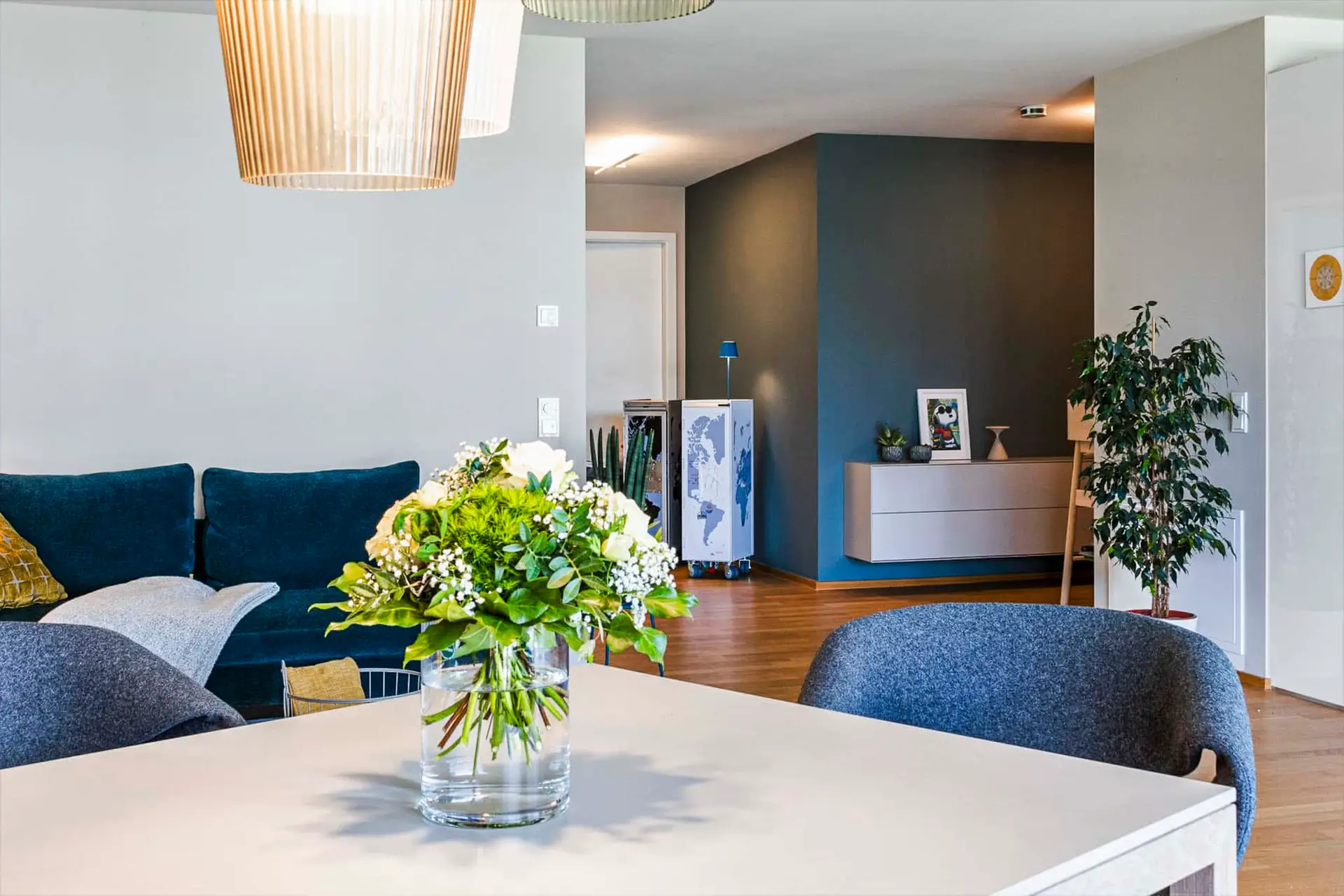 Petrolblau Wohnzimmer Bodanwerft mit dekorativen Elementen, Referenz das wohnwerk