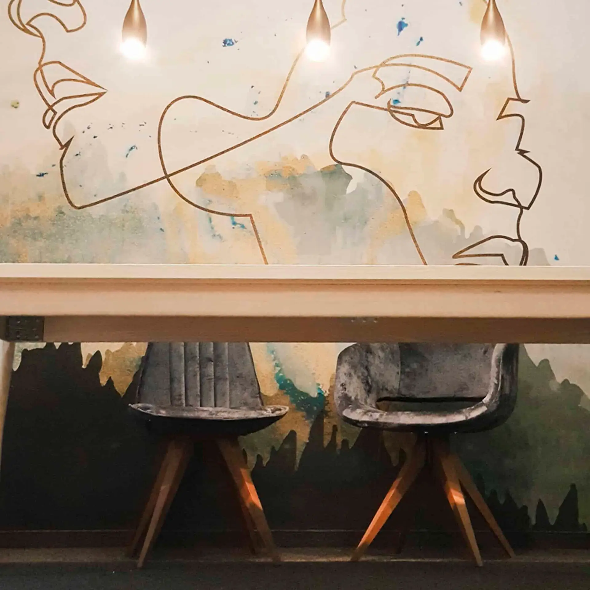 Moderne Stühle Sessel am Tisch, luxuriöser Tapete im Hintergrund mit gold, türkis Akzenten, Referenz das wohnwerk
