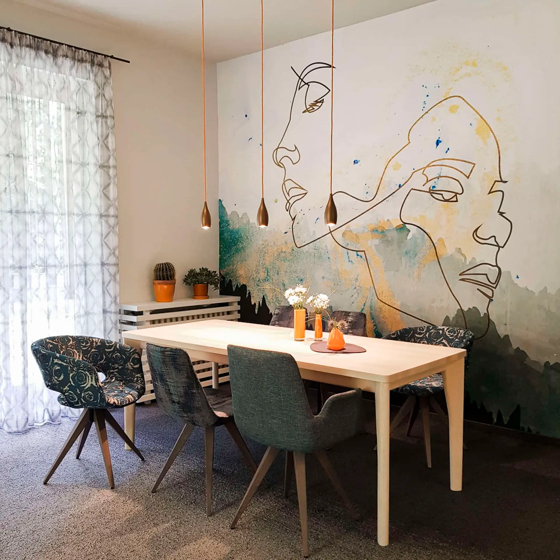 Moderne Sitzgruppe Stühle Sessel am Tisch, luxuriöser Tapete im Hintergrund mit gold, türkis Akzenten, Referenz das wohnwerk