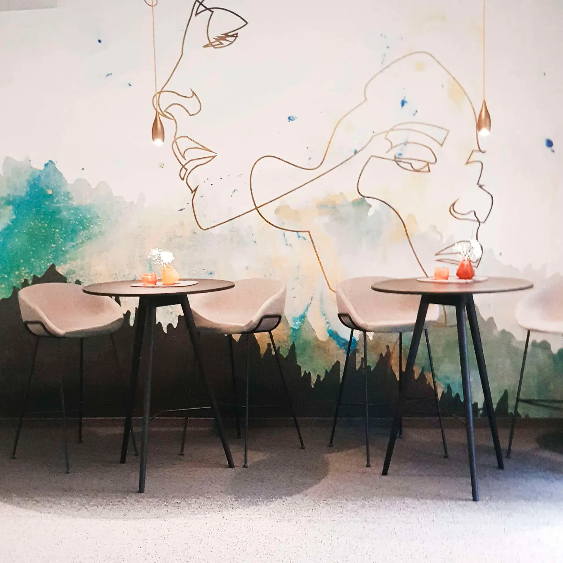 Zwei kleine Sitzgruppen Stühle Sessel am Tisch, luxuriöser Tapete im Hintergrund mit gold, türkis Akzenten, Referenz das wohnwerk