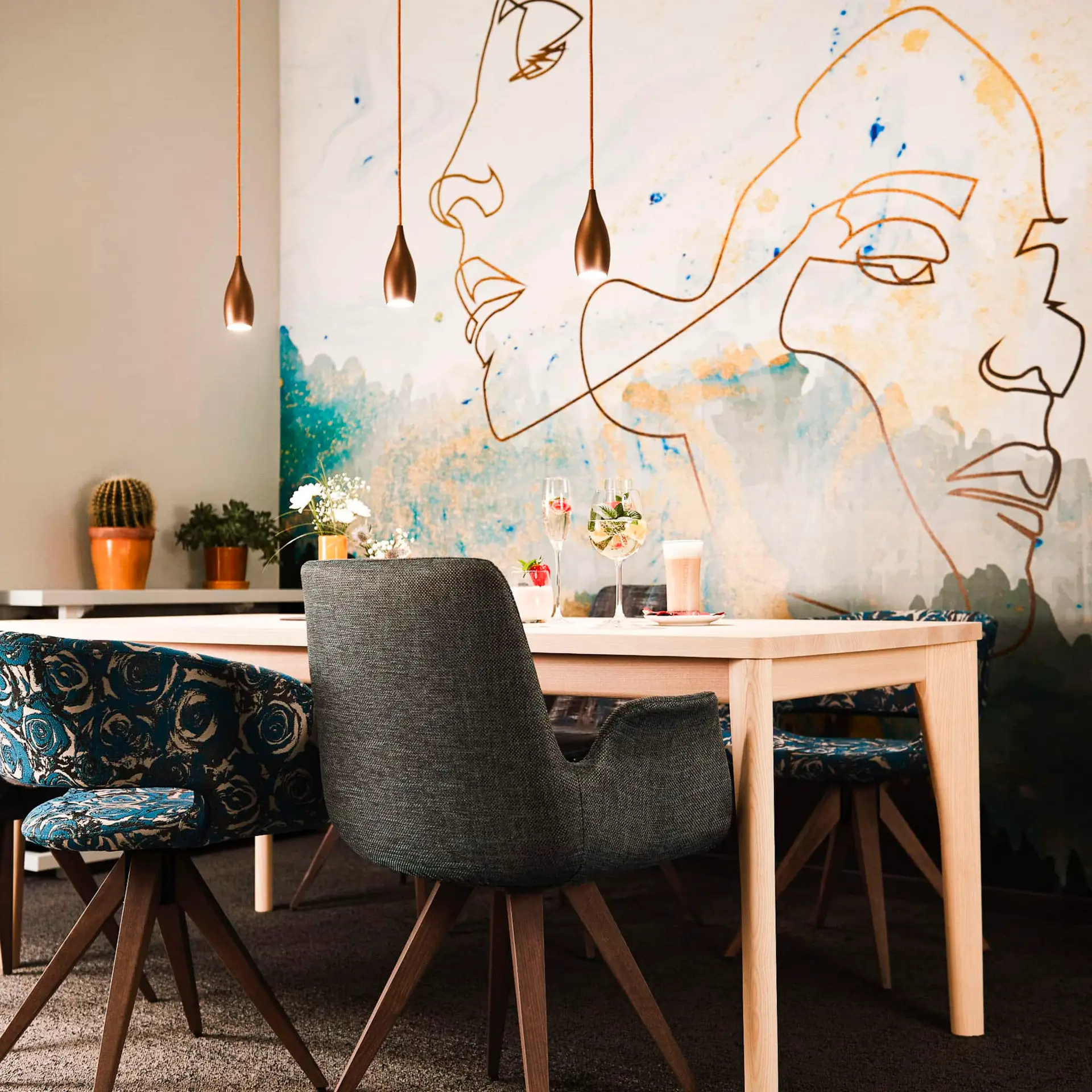Ausschnitt moderne Sitzgruppe Stühle Sessel am Tisch, luxuriöser Tapete im Hintergrund mit gold, türkis Akzenten, Referenz das wohnwerk