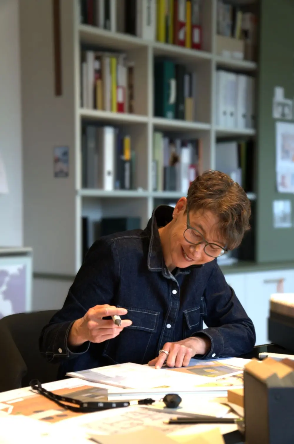 Nicole zeichnend Buero.WWklein das wohnwerk | Nicole Hafen Über mich Über mich,Interior Designerin aus Meckenbeuren,Nicole Hafen,Bodensee,raumausstatter,Ravensburg,in der Nähe
