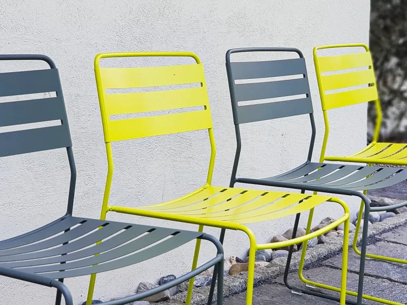 Vier Stühle in grau und Neogelb, Metallstühle Outdoor, Nicole Hafen, Raumausstatterin in Baden-Württemberg
